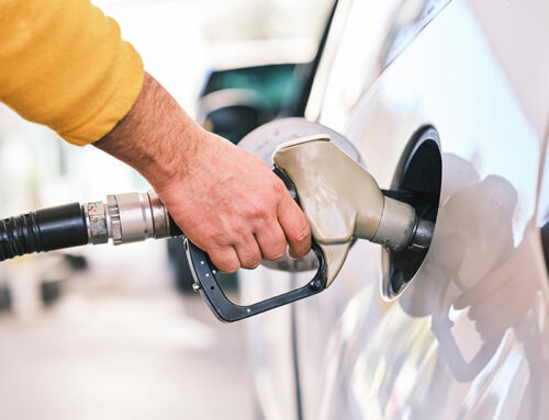 Torenhoge brandstofprijzen: zo rijd je zuinig en tank je slim